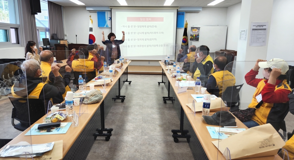 가평군지회가 노인자원봉사단장 교육을 개최했다.