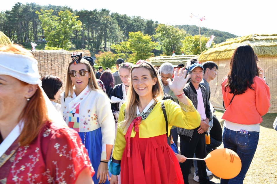 ‘2022 안성맞춤 남사당 바우덕이 축제’가 9월 30일부터 열린다. 사진은 외국인들이 2018년 바우덕이 축제에 한복을 입고 방문한 모습.