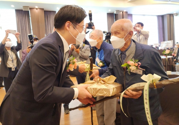 올해 100세를 맞이한 어르신에게 청려장이 수여되고 있다.