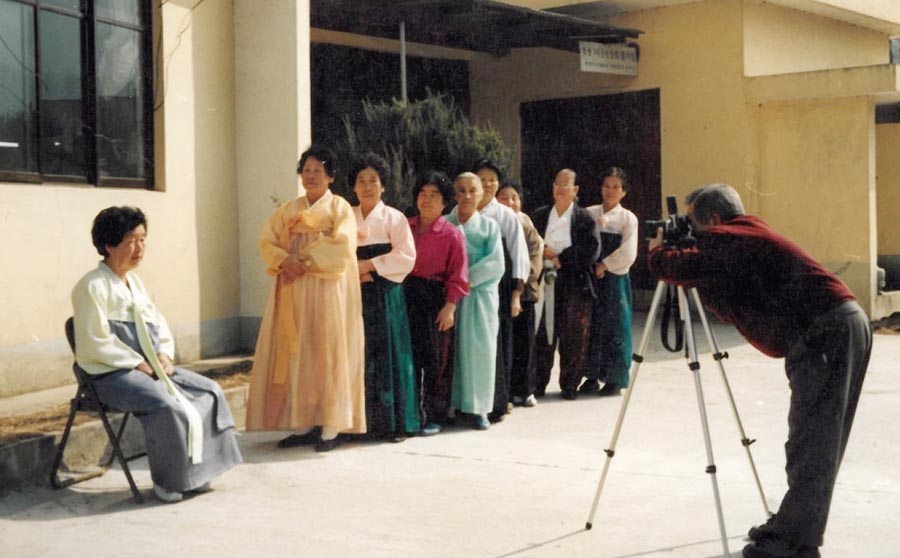 윤문하 지회장이 1999년 청리면 노인회원들에게 장수사진촬영을 해주고 있다.