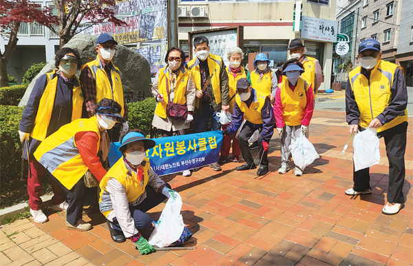부산 수영구지회 소속 수한자원봉사단원들이 거리 청소 봉사를 하고 있다.
