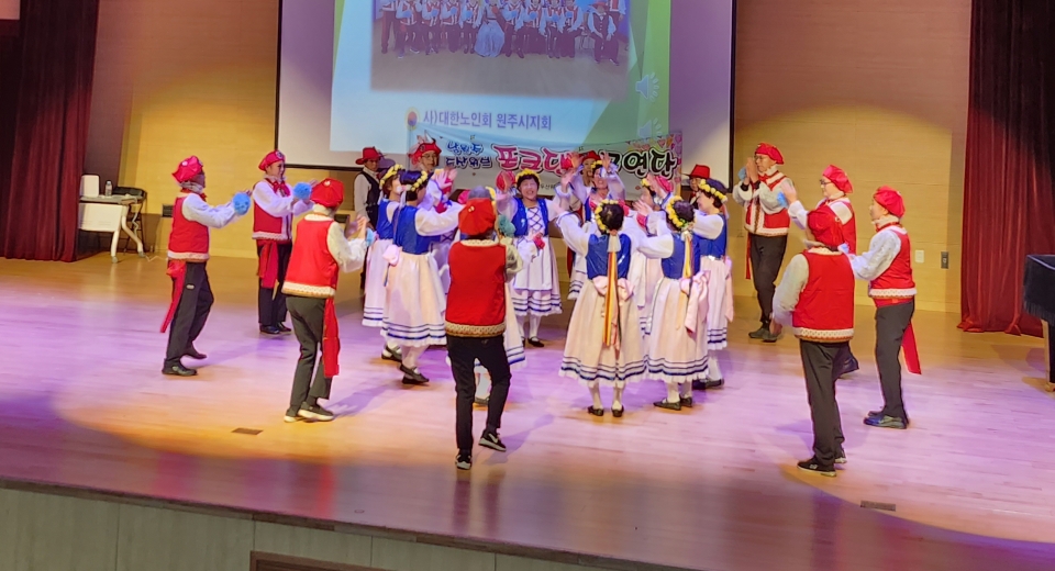 원주시지회가 제8회 경로당프로그램발표대회를 개최했다. 두산위브A경로당에서 포크댄스를 선보이고 있다. 
