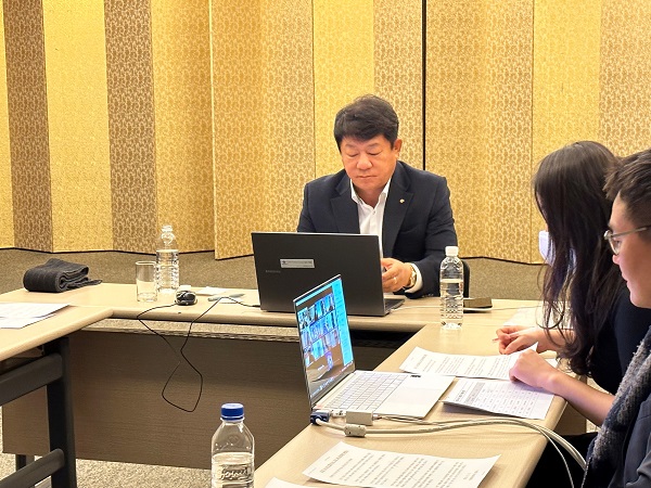 지난 5일 ‘제6회 아시아신협 리더십 프로그램’에 참석한 김윤식 신협중앙회장(정면)이 참석자들을 독려하고 있다. (사진=신협)
