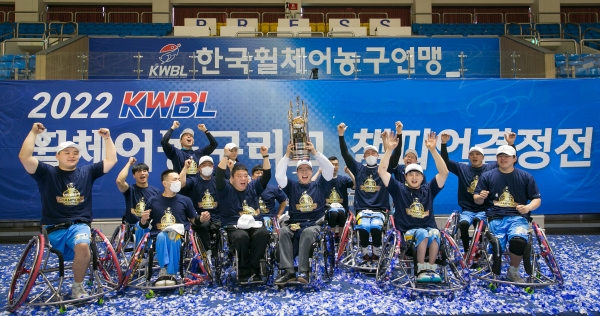 우승컵 들어올리는 임찬규 코웨이 휠체어농구단장과 선수들(사진=코웨이)