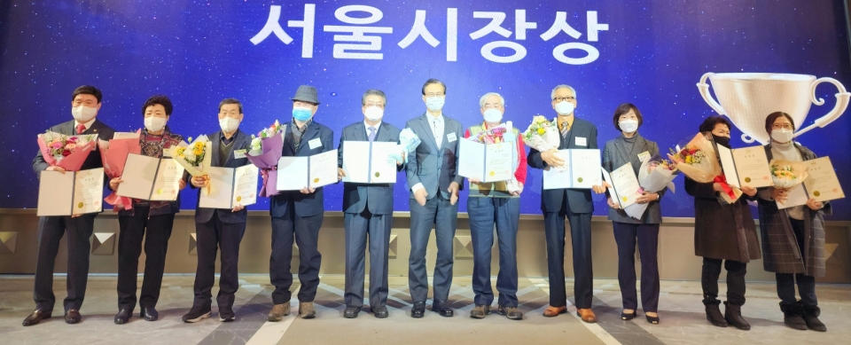 서울시장 표창 수상자들이 기념촬영을 하고 있다.
