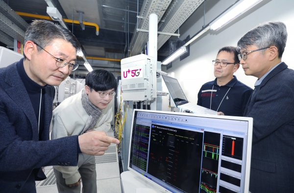권준혁 LG유플러스 네트워크부문장(맨 왼쪽)이 노키아, 삼지전자 관계자로부터 O-RAN 장비에 대한 설명을 듣고 있는 모습. (사진=LG유플러스)