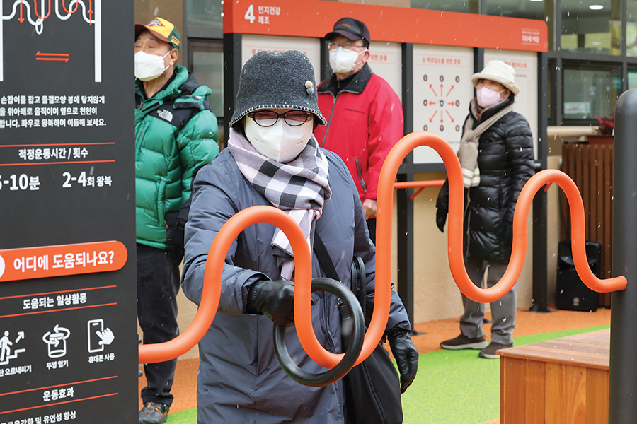 국내 50대 이상 중·고령자들은 평균 69.4세에 ‘노후’가 시작된다고 생각하는 것으로 나타났다. 사진은 서울의 한 노인종합복지관 마당에 설치된 운동기구를 활용해 운동하고 있는 어르신의 모습.
