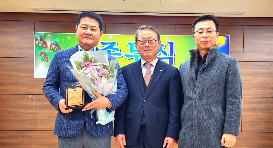 진천군지회가 ㈜동연 박현주 대표와 영신쿼츠(주) 이치완 대표에게 감사패를 전달했다.