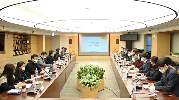 롯데홈쇼핑이 지난 27일 서울 양평동 본사에서 올해 첫 시청자위원회를 개최하고, 시청자 권익 보호를 위한 23년 운영 계획을 논의했다.