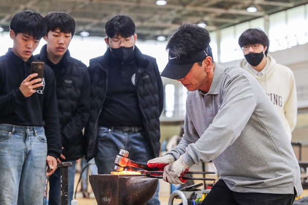 한국마사회가 말산업 전문인력 장제사의 역량강화 및 국가자격 취득을 위해 교육생을 모집한다.