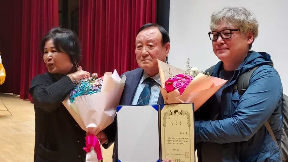 박영돈 지회장이 가족들의 축하를 받고 있다.