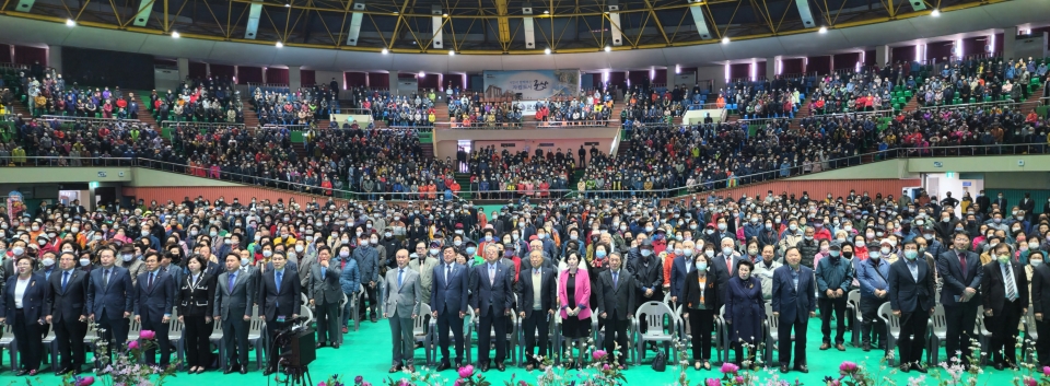 4월 12일 전북 군산시 월명체육관에서 '군산노인회관' 개관식을 거행했다. 1000여명의 참석자들이 국민의례를 하고 있다.
