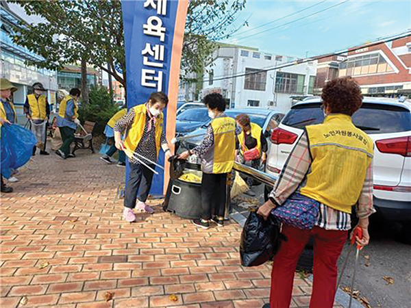 광주 동구지회 소속의 클린환경봉사단원들이 거리 곳곳을 청소하고 있다.