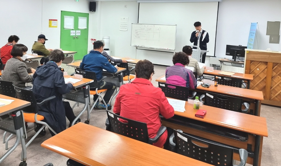 인천 서구지회가 경로당 사무장(총무)을 대상으로 교육을 진행했다.