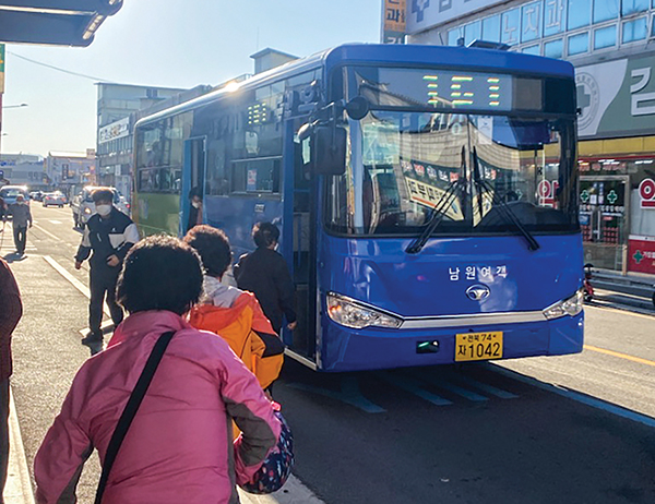 전북 남원시내버스를 무료로 이용하고 있는 어르신들.
