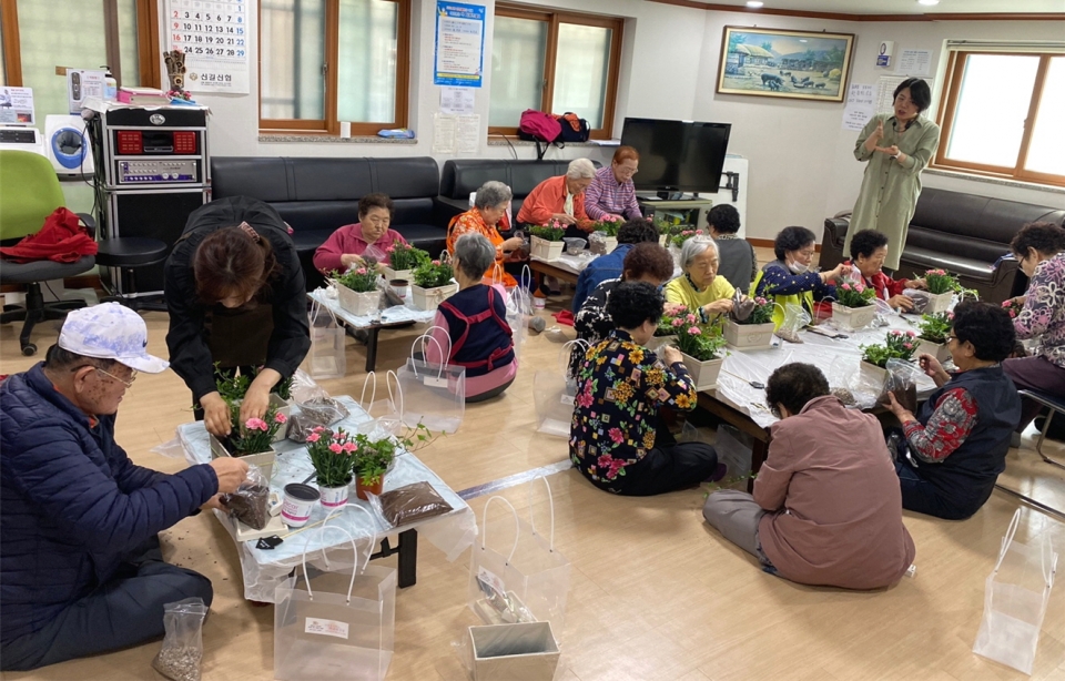 서울 영등포구지회가경로당어르신을 대상으로 원예 프로그램을 진행하고 있다.