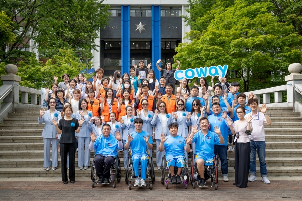 숙명여자대학교 장애 인식 개선 캠페인에 참여한 학생, 교직원 및 관계자 기념촬영(사진=코웨이)