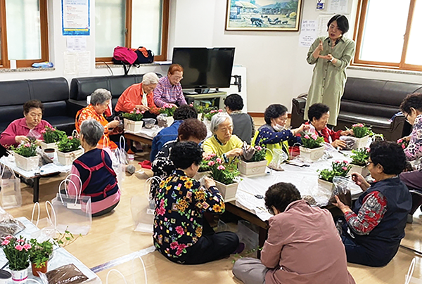 6월 1일부터 엔데믹이 본격화되면서 노인회에서도 경로당 활성화 및 회원 배가 운동에 다시 전념해야 한다는 목소리가 나오고 있다. 사진은 최근 서울 영등포구지회의 한 경로당에서 원예프로그램을 진행하는 모습.