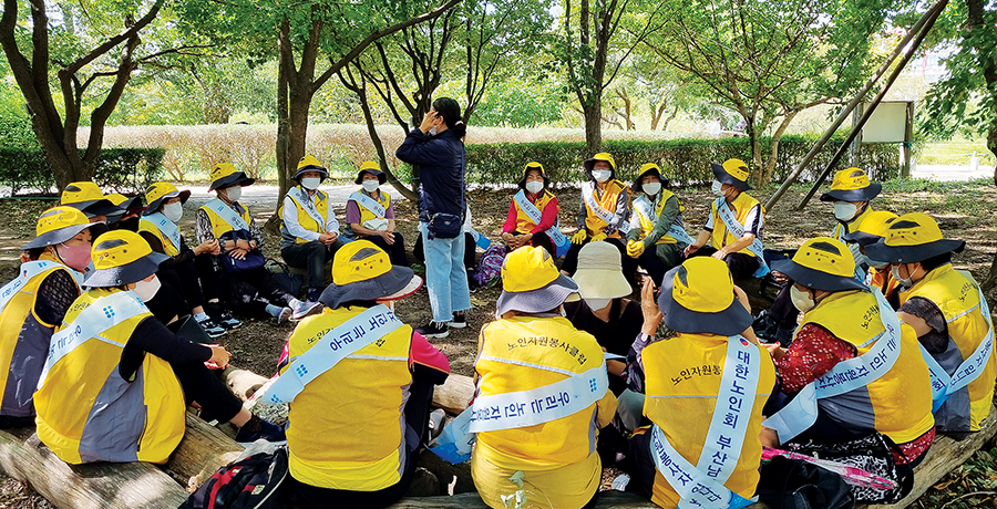 부산 남구지회 소속의 다누리봉사단이 봉사활동에 앞서 숙지사항을 듣고 있다.