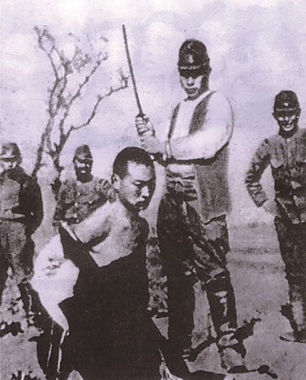 일본군이 난징의 주민을 일본도로 처형하고 있다.