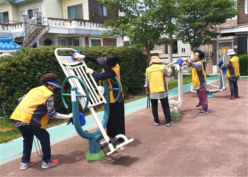 익산시지회 경희남중봉사단이 근린공원, 체육시설의 청결을 위해 봉사활동을 펼치고 있다.