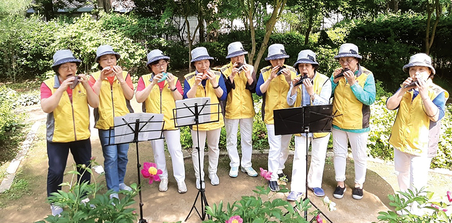 신나는오카리나봉사단원들이 강남의 양재천변에서 버스킹 공연을 하고 있다.