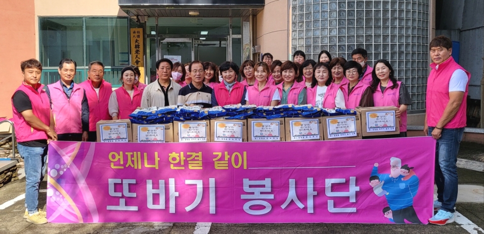 경산시지회 봉사단체 ‘또바기’와 자율방범대원 문숙희씨가 명절음식 62명분을 기증받았다.