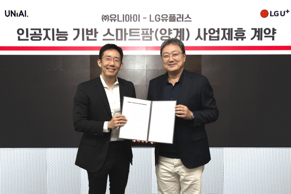 임장혁 LG유플러스 기업신사업그룹장(우측)과 백승환 유니아이 대표(사진=LG유플러스)