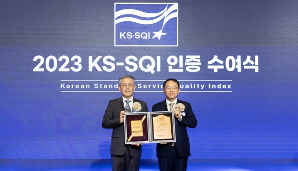 (좌측부터)서장원 코웨이 대표이사와 강명수 한국표준협회장(사진=코웨이)
