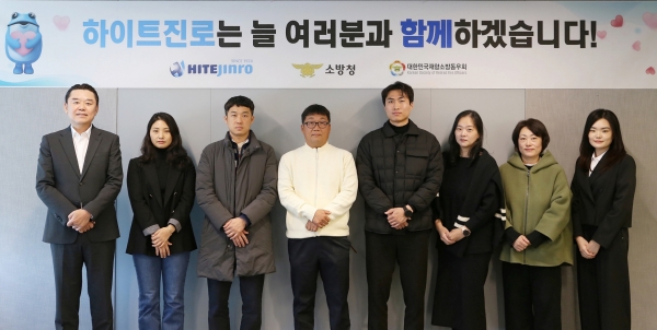(좌측)김인규 하이트진로 대표와 소방공무원 유가족(사진=하이트진로)