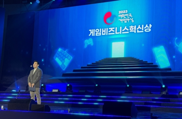 신현승 대표가 게임 비즈니스 혁신상을 수상했다 (사진=컴쿠스로카)