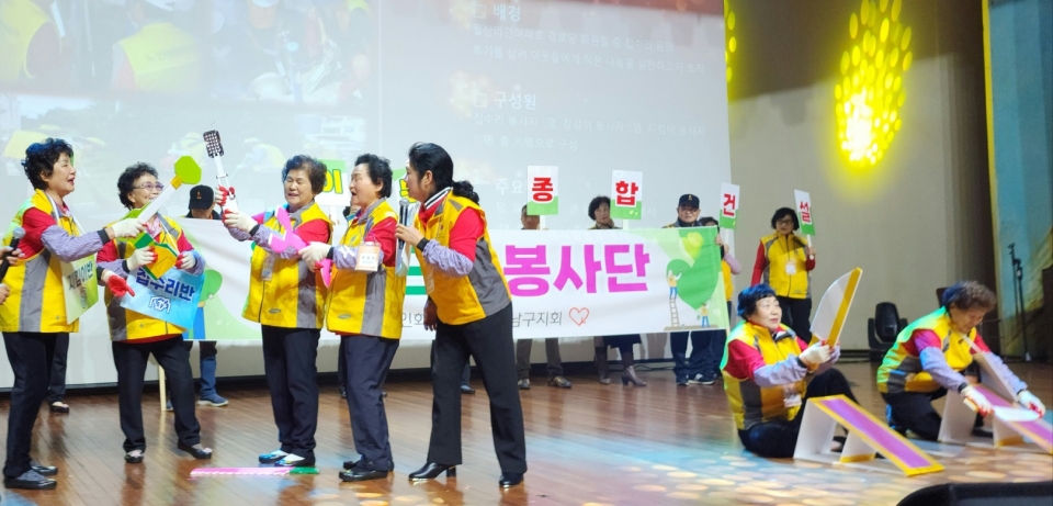 광주 남구지회 월산근린봉사단 단원들이 칼갈이 봉사를 주제로 한 연극 공연을 하고 있다.