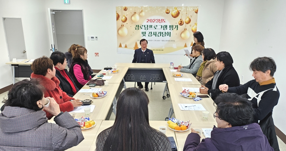 이천시지회가 경로당 프로그램 강사 간담회를 개최했다.