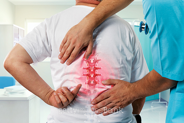 퇴행성 척추변형이 지속되면 허리가 옆이나 앞으로 휘고, 등과 허리에 통증이 나타날 수 있어 주의해야 한다.