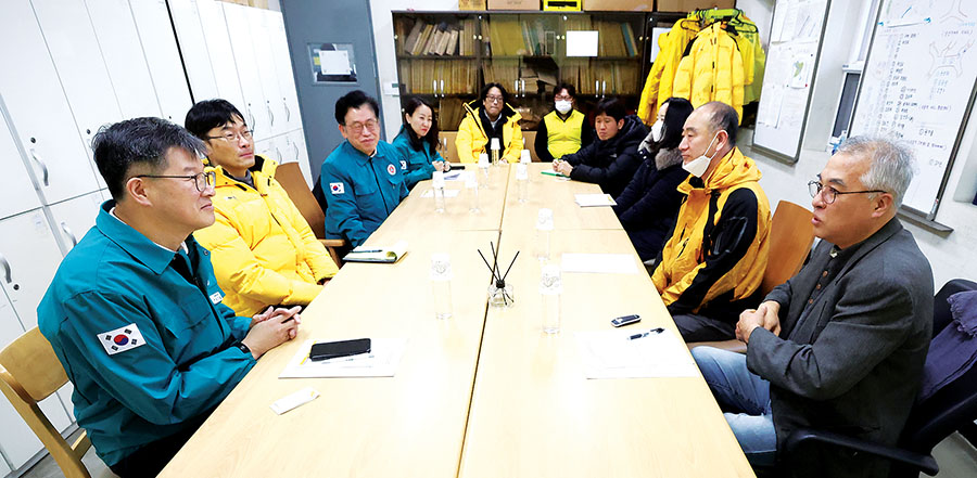 전국에 한파가 몰아치는 가운데, 이기일 복지부 제1차관(왼쪽 첫째)은 1월 23일 ‘서울역 다시서기 희망지원센터’를 방문해 센터 종사자들과 간담회를 열고, 한파‧폭설 대비 거리노숙인 보호 현황을 살폈다.