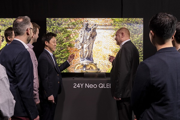 독일 프랑크푸르트 ‘2024 유럽 테크세미나’에서 참석자들이 삼성전자의 2024년형 Neo QLED 8K 신제품을 살펴보고 있다. (사진=삼성전자)
