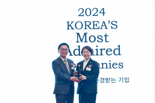 신한카드가 한국능률협회컨설팅(KMAC)이 실시한 ‘2024 한국에서 가장 존경받는 기업’ 조사에서 17년 연속 신용카드 산업부문 1위 및 9년 연속 전체 산업에서 존경받는 ‘올스타(All Star)’ 기업에 선정됐다. 서울 여의도 콘래드 호텔에서 개최된 인증식에서 진미경 신한카드 소비자보호본부장(오른쪽)이 한국능률협회컨설팅 한수희 대표이사와 기념 촬영을 하고 있는 모습.(사진=신한카드)