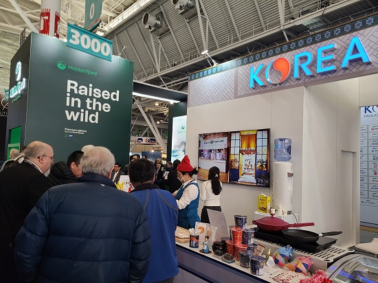 수협중앙회가 지난 10일부터 12일까지 보스턴 국제 수산박람회에서 한국관을 개설하고 참가한 수출업체들 제품을 현지에 소개하고 있다.