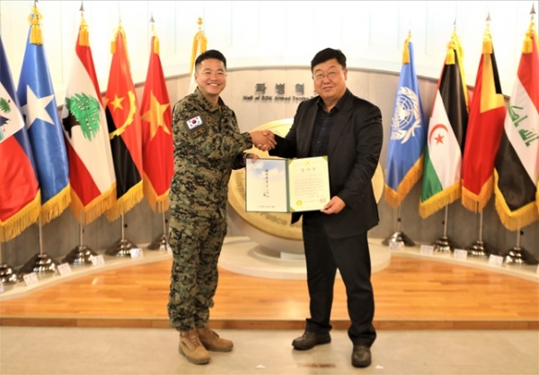 (좌측부터)남수단 재건지원 단장 권병국 대령, 동아오츠카 대표이사 사장 박철호(사진=동아오츠카)