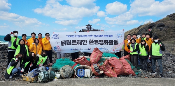 하이트진로 임직원 해양 쓰레기 수거 활동(사진=하이트진로)