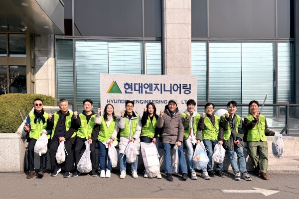 환경 정화 봉사활동에 참여한 현대엔지니어링 임직원들과 배우 김석훈(사진=현대엔지니어링)