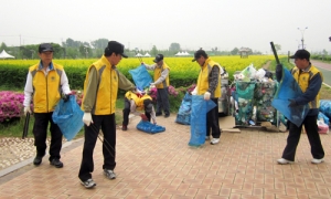바이클봉사단, 유채꽃 축제장 청소
