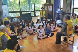 초등생들에 예절·한자 가르치는 대한노인회 인천계양구지회 샛별자원봉사클럽
