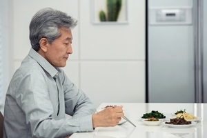 “혼자 사는 노인 남성, 식사 질 불량 가능성 2.5배”