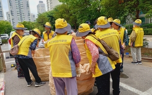 대한노인회 경기 군포시지회, 모란A경로당 봉사단이 분리수거 봉사활동